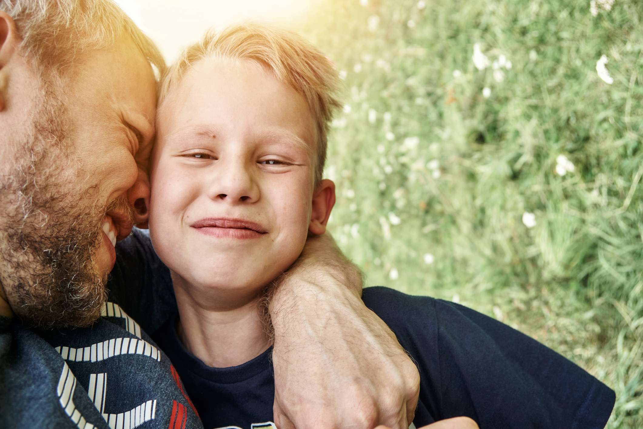 Pappa och son kramas, foto 