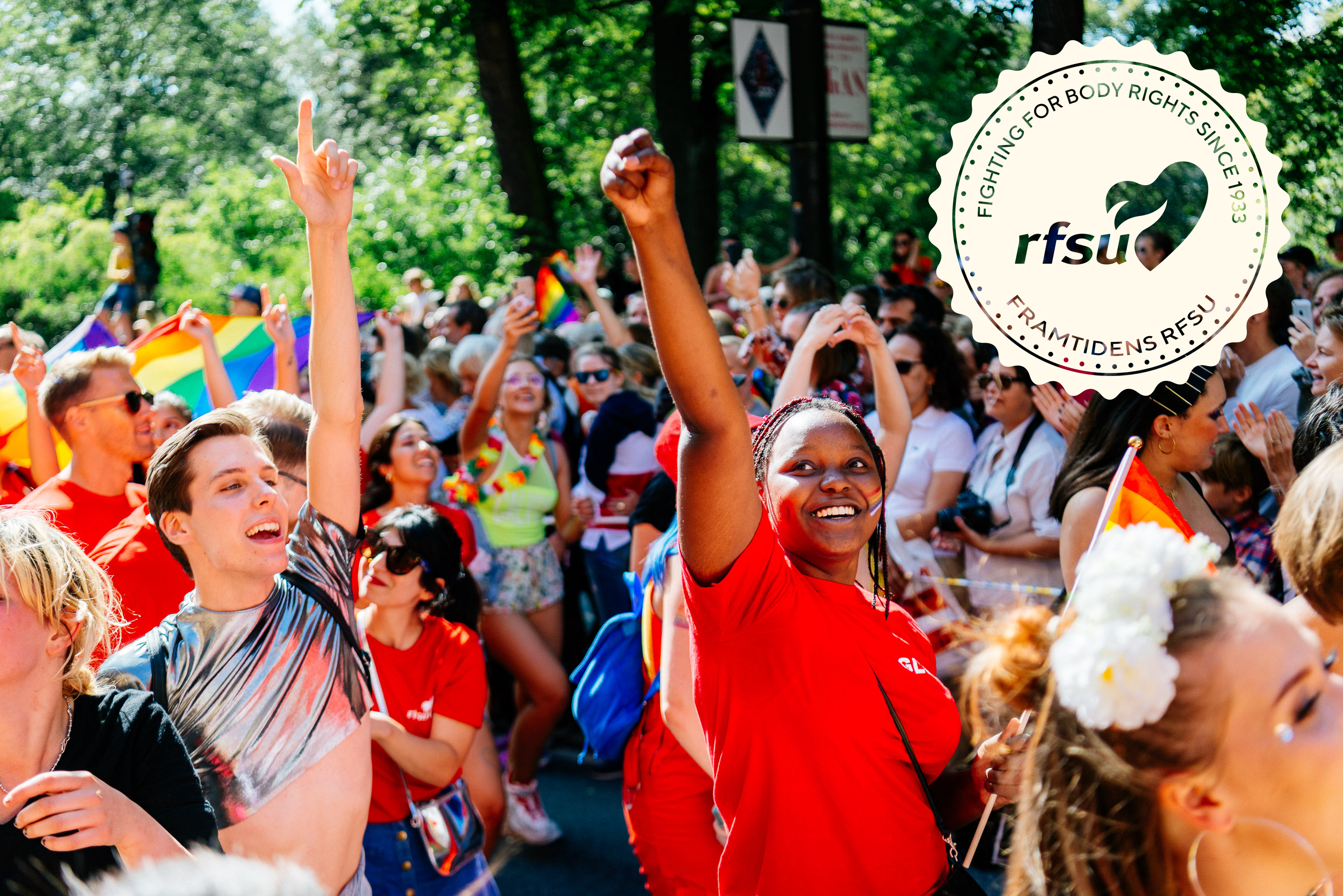 Dansande människor i ett Pride-tåg. I ena hörnet en stämpel med texten "Framtidens RFSU". 