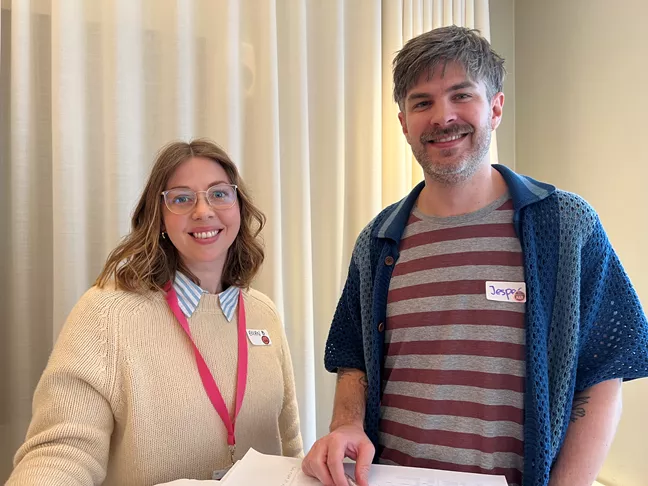 Informatörsansvariga Ellen Berkemar och Jesper Setreus ler mot kameran 