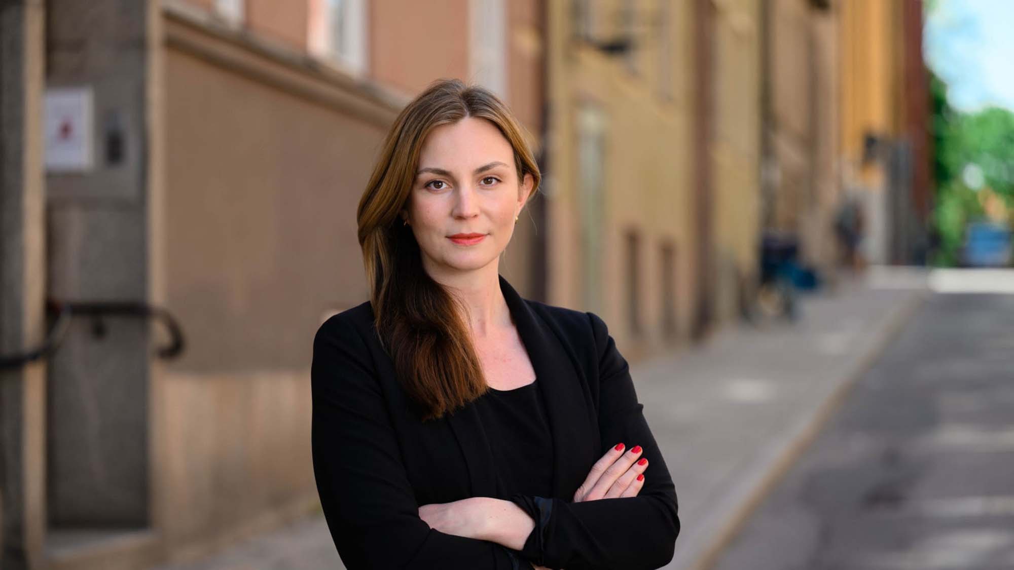 RFSU:s förbundsordförande Lina Fridén i svart kavaj, foto 