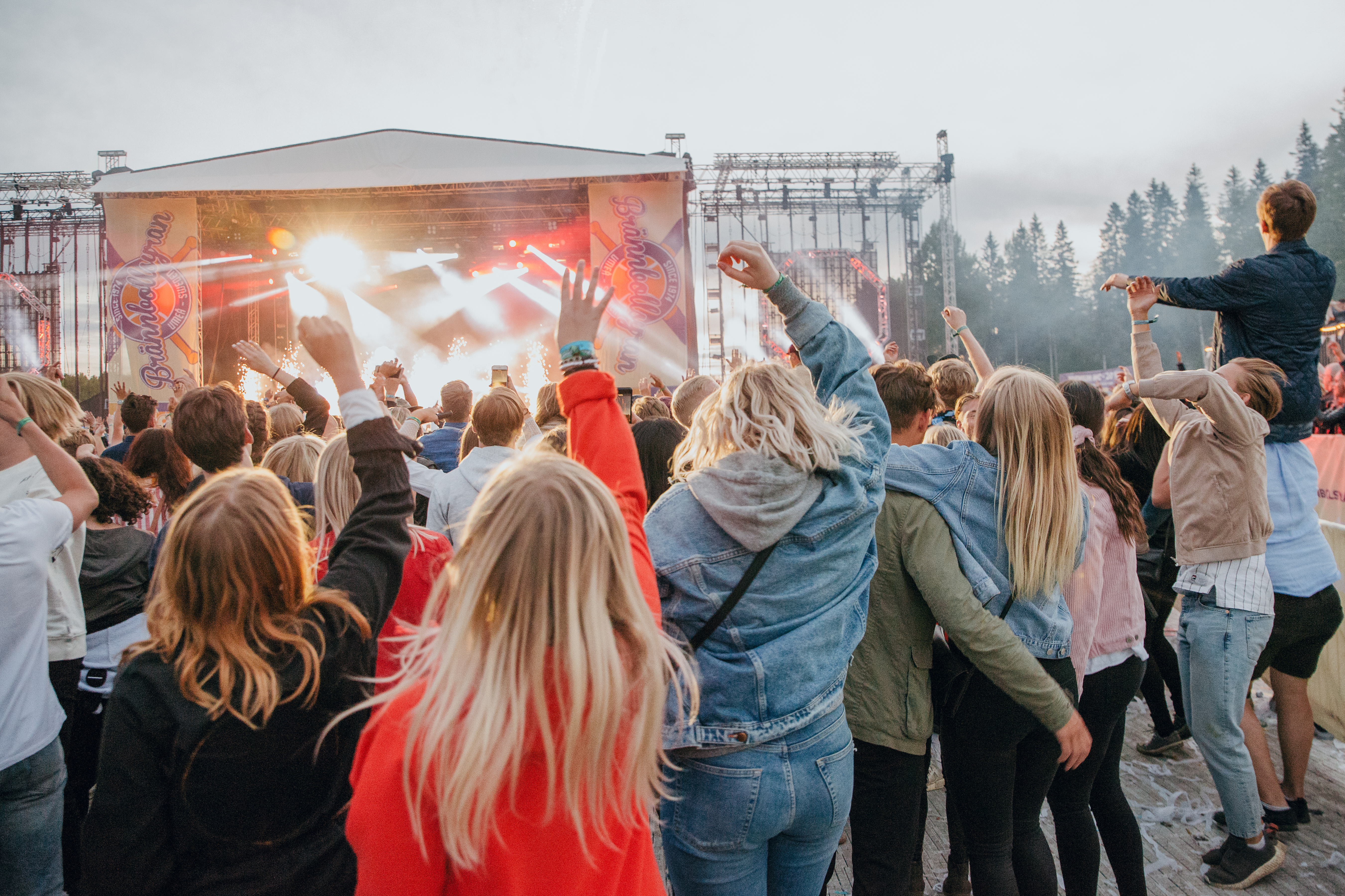 Publikhav på Brännbollsyran i Umeå, en av de festivaler som får besök av Dare to Care i sommar 
