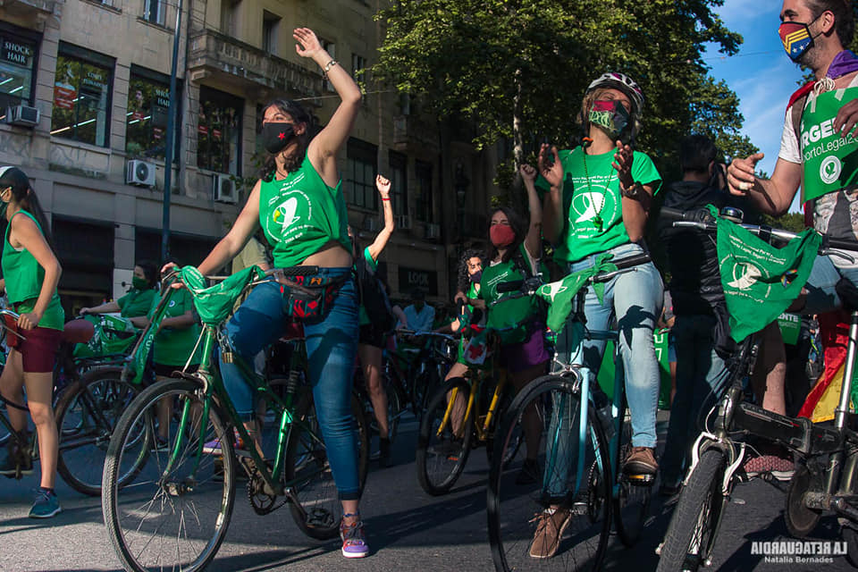 Cyklande demonstranter med gröna tröjor 